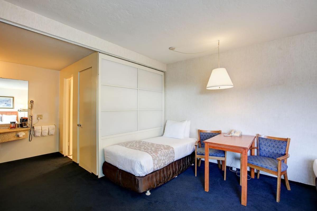 Newport Channel Inn Newport Beach Zimmer foto